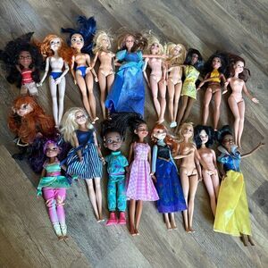 Lot of 19 Dolls Barbie Disney Princess Netflix Unicorn Academy Descendants Moana